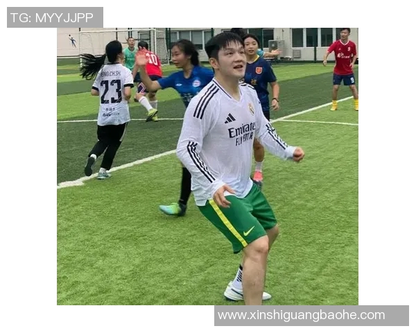 小胖足球明星的成长历程与辉煌成就揭秘